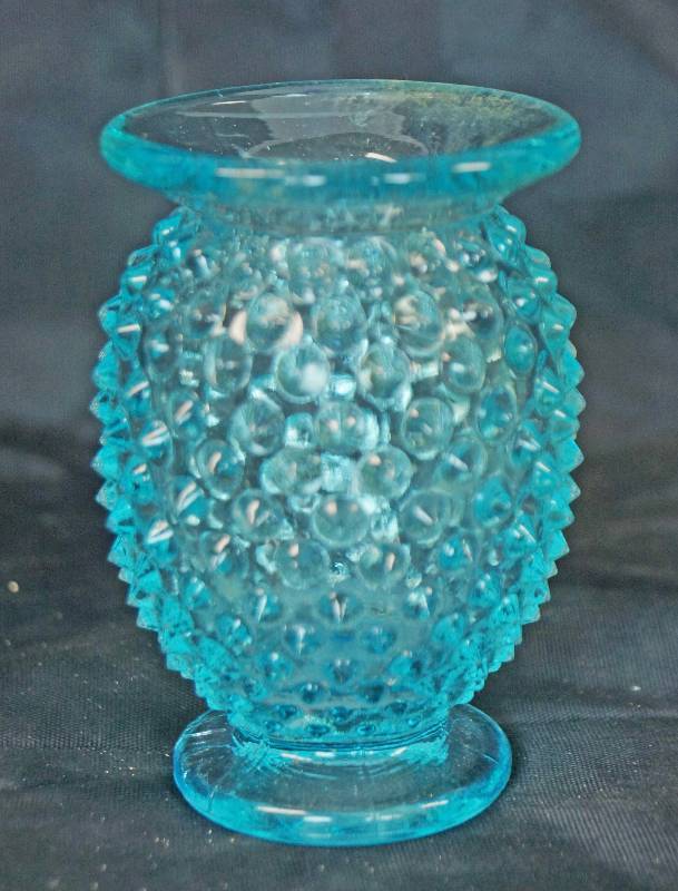 lot 1142 image: Vintage Light Blue Glass Hobnail Bud Vase - Beautiful Believed to be Fenton