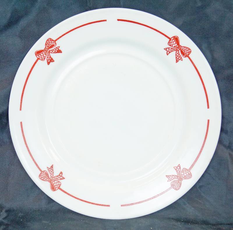 lot 1149 image: Red Bow Decorated Plate - See Photos for Details