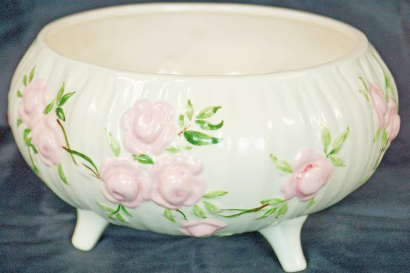 lot 1150 image: Vintage Tri-Footed - Floral Printed Dish - Beautiful