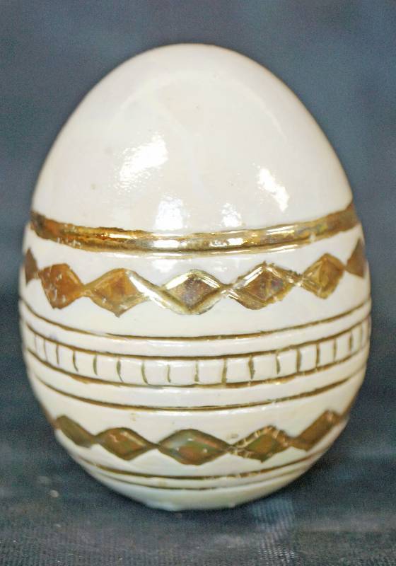 lot 1151 image: Decorative Ceramic Egg - Neat