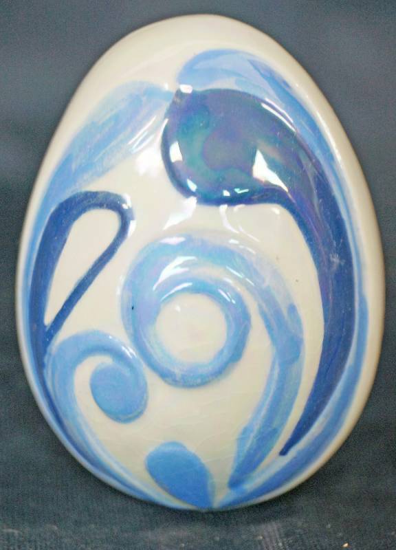 lot 1152 image: Painted Ceramic Egg - Neat Paisley Shapes