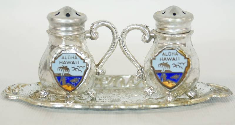 lot 1172 image: Vintage Hawaii Salt and Pepper Shaker Set with Tray - Neat