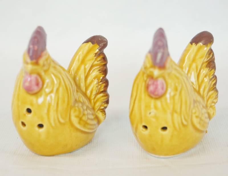 lot 1174 image: Vintage Chicken Rooster Salt and Pepper Shaker Set - JAPAN