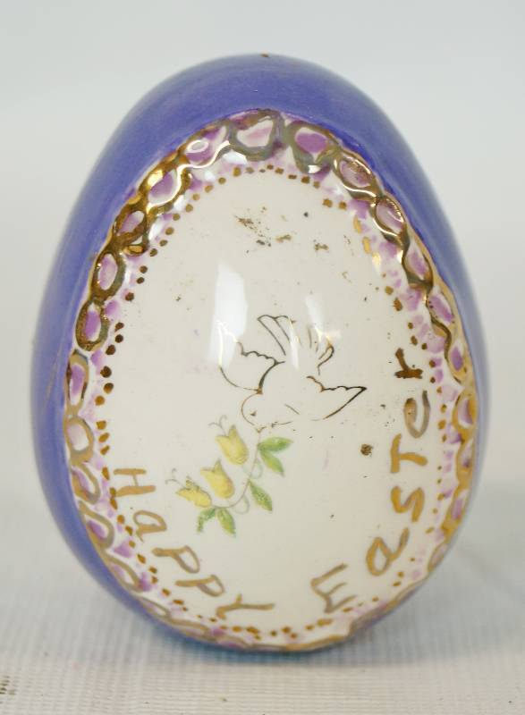 lot 1175 image: Decorative Ceramic Egg - Neat