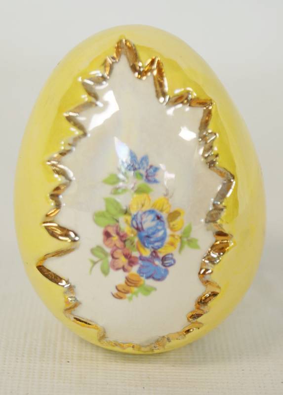 lot 1176 image: Decorative Ceramic Egg - Neat