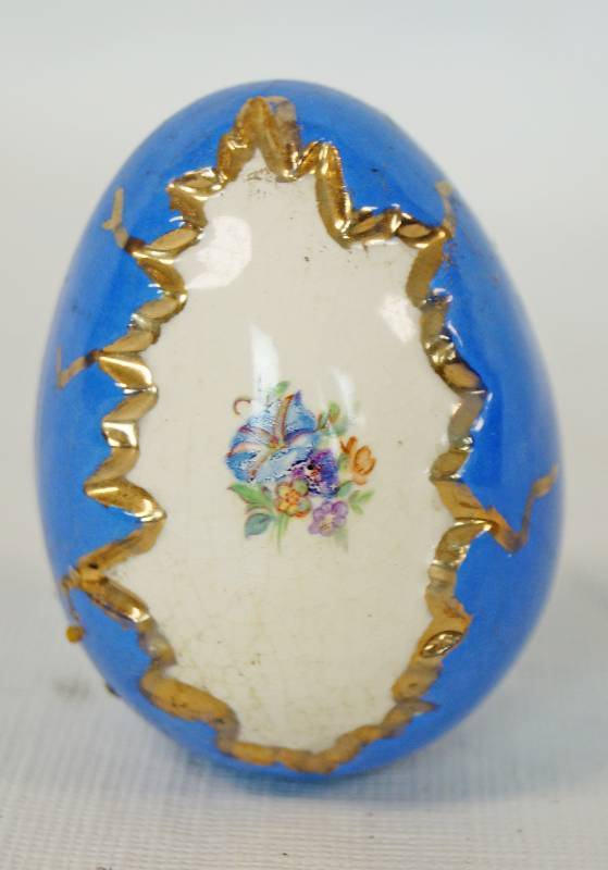 lot 1177 image: Decorative Ceramic Egg - Neat