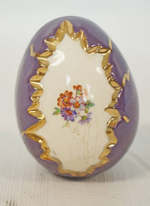 lot 1178 image: Decorative Ceramic Egg - Beautiful