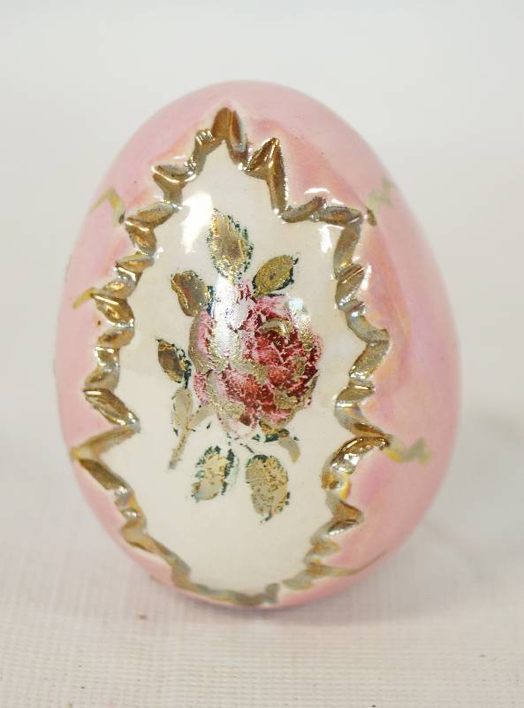 lot 1179 image: Decorative Ceramic Egg - Pretty, Pink