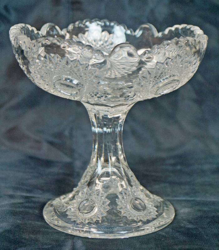 lot 1125 image: Vintage Glass Pedestal Bowl - Cut Glass Beautiful Pattern