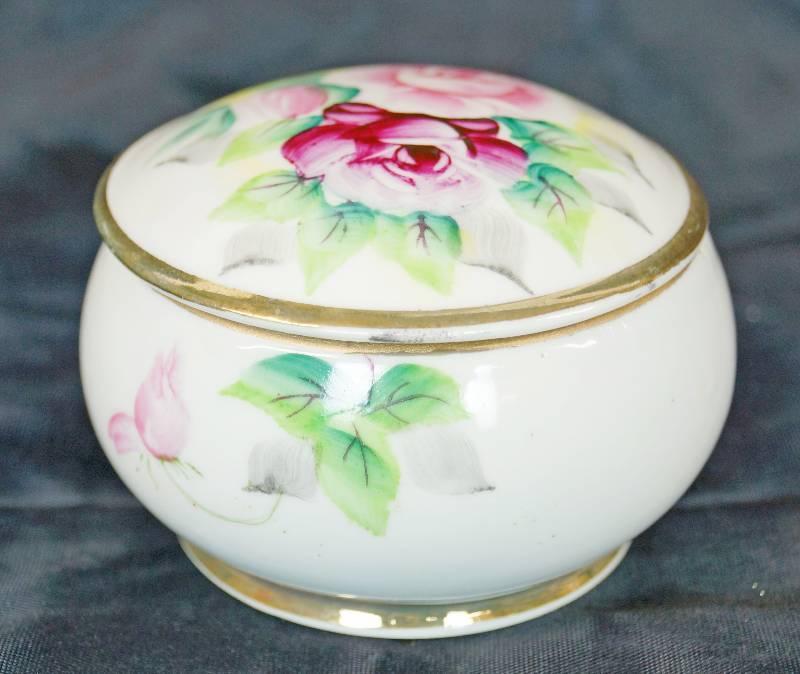 lot 1127 image: Vintage Floral Porcelain Bowl w Lid - Beautiful
