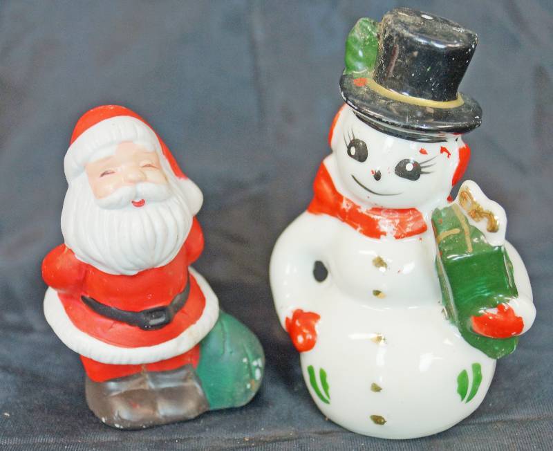 lot 1132 image: OLD Christmas Themed Salt and Pepper Shaker Set - Festive