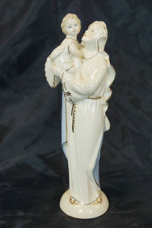 lot 1137 image: Beautiful Vintage Ceramic Statuette of Mother and Child Trimmed in Gold - See Photos