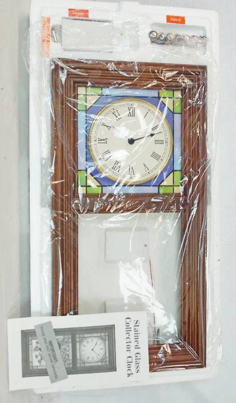 lot 1189 image: Stained Glass Collector Clock - NEW IN BOX - See Photos for Details