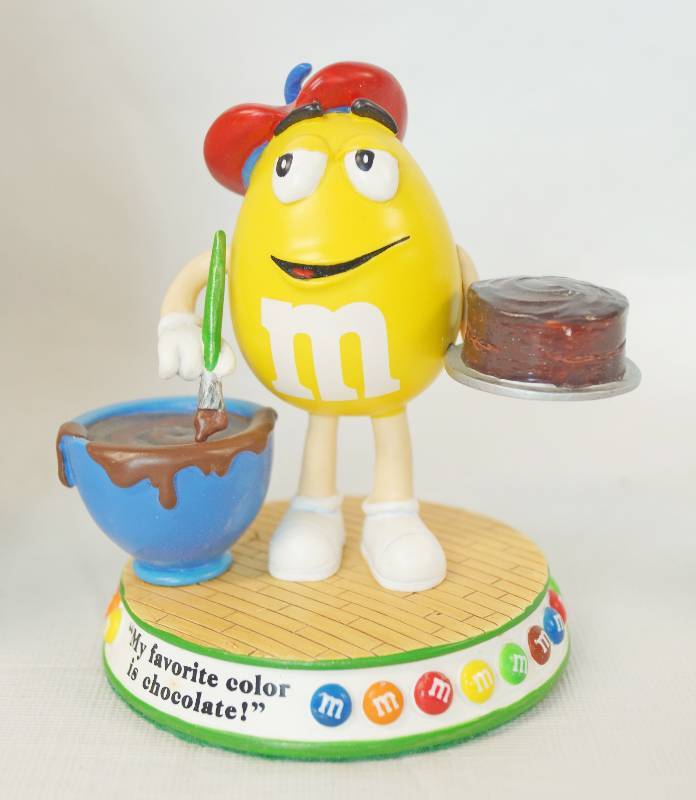 lot 1190 image: Chocolate Masterpiece M&M Sweet Treats Figurine wbox - Yellow Painter