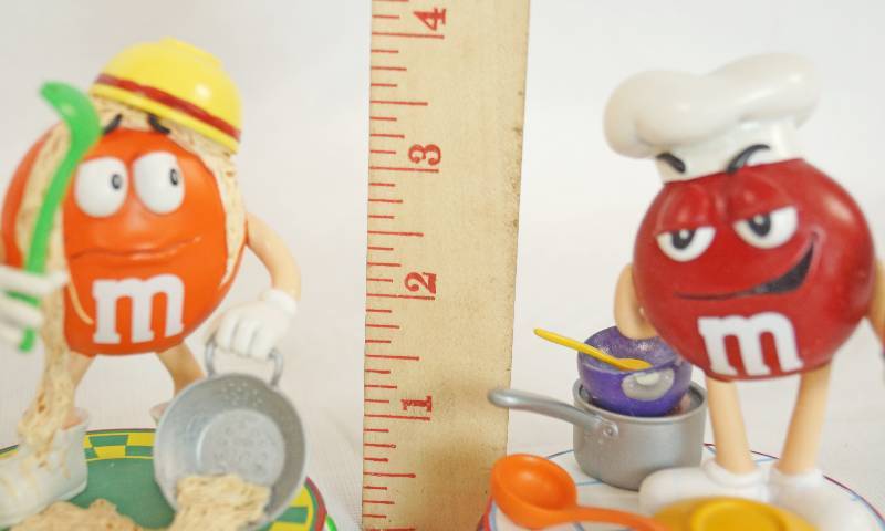lot 1194 image: Recipe for Disaster and Can-do Attitude M&M Sweet Treats Figurines - Danbury Mint - Highly Collectible