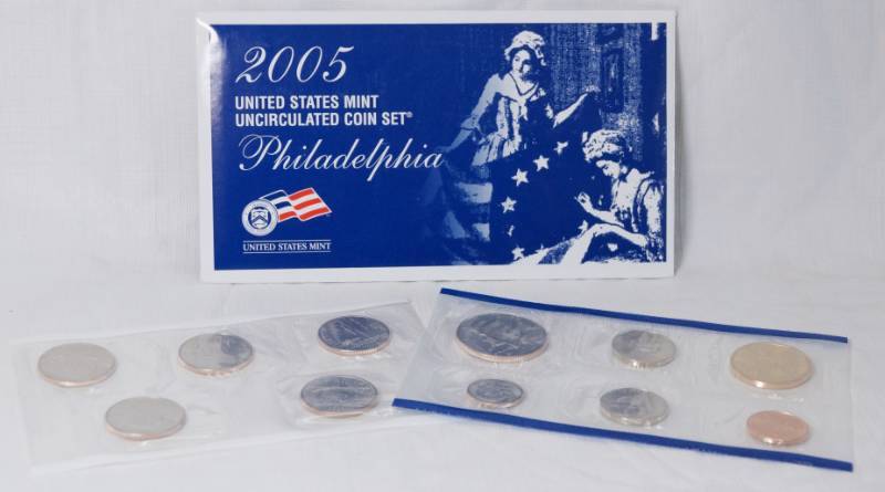 lot 1254 image: 2005 - Uncirculated Coin Set US Mint - 5 Quarters and Regular Coins - Philadelphia Mint Marks - Sealed - with Original Envelope w papers