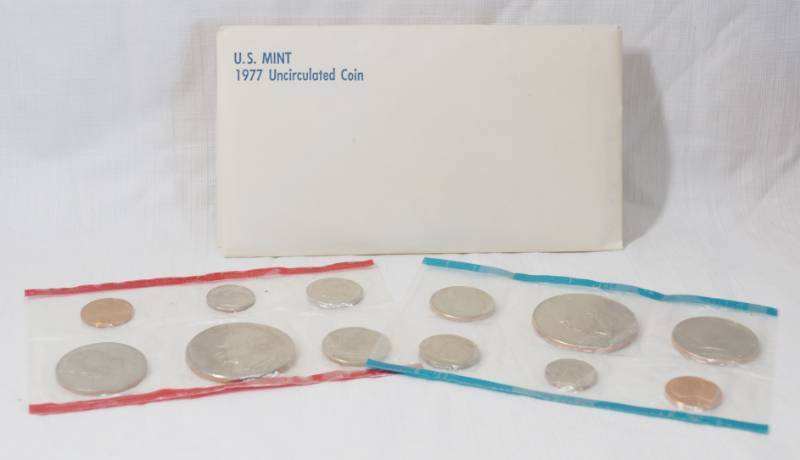 lot 1267 image: 1977 - Uncirculated Coin Set US Mint - Sealed - with Original Envelope D&P