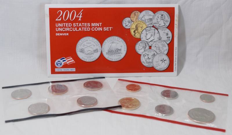 lot 1268 image: 2004 - Uncirculated Coin Set US Mint - 5 Quarters and Regular Coins - Denver Mint Marks - Sealed - with Original Envelope w papers