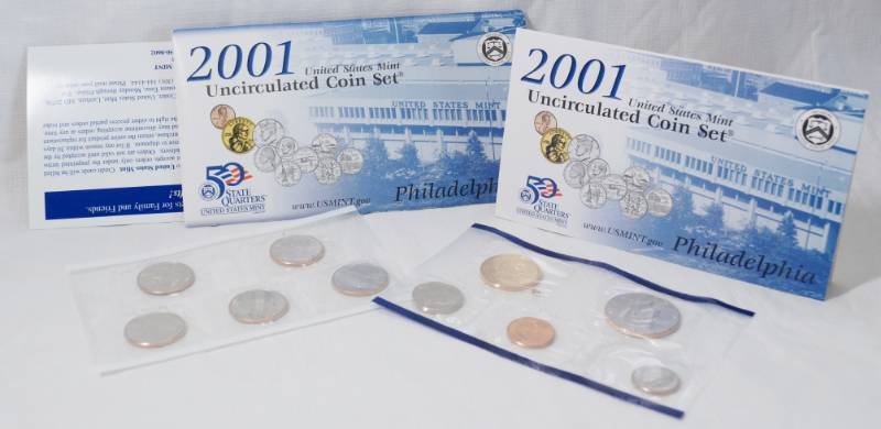 lot 1270 image: 2001 - Uncirculated Coin Set US Mint - 5 Quarters and Regular Coins - Philadelphia Mint Marks - Sealed - with Original Envelope w papers