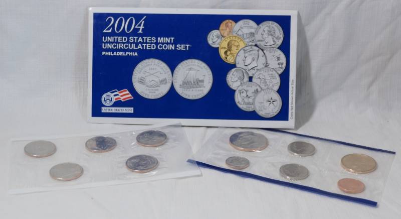 lot 1274 image: 2004 - Uncirculated Coin Set US Mint - 5 Quarters and Regular Coins - Philadelphia Mint Marks - Sealed - with Original Envelope w papers