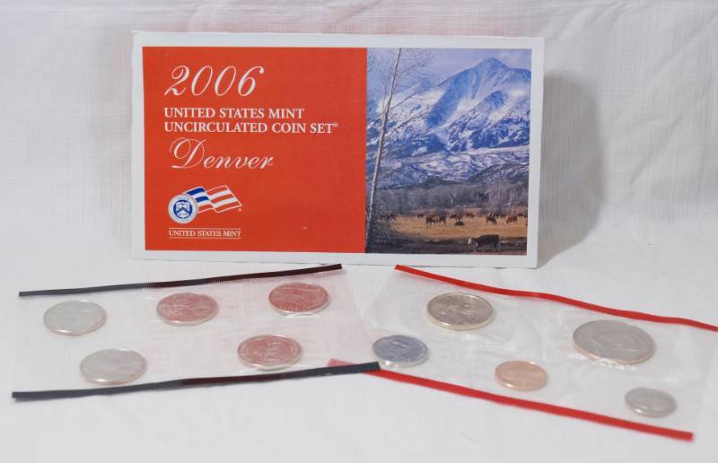lot 1275 image: 2006 - Uncirculated Coin Set US Mint - 5 Quarters and Regular Coins - Denver Mint Marks - Sealed - with Original Envelope w papers