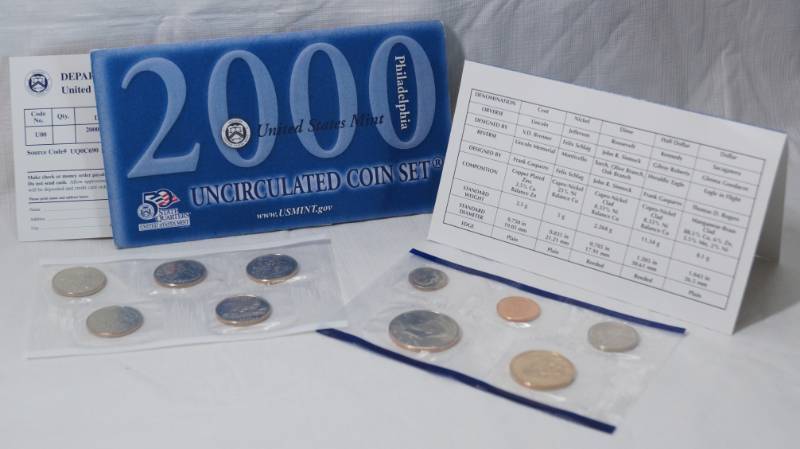 lot 1290 image: 2000 - Uncirculated Coin Set US Mint - 5 Quarters and Regular Coins - Philadelphia Mint Marks - Sealed - with Original Envelope w papers