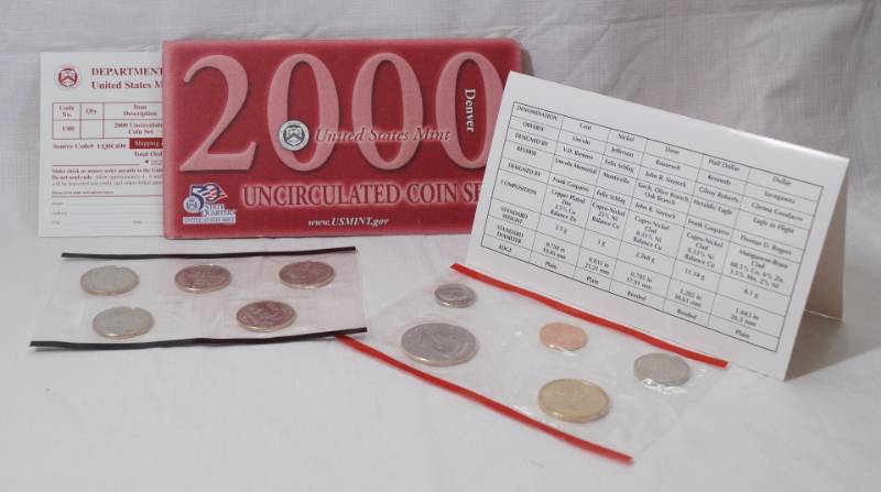 lot 1295 image: 2000 - Uncirculated Coin Set US Mint - 5 Quarters and Regular Coins - Denver Mint Marks - Sealed - with Original Envelope w papers