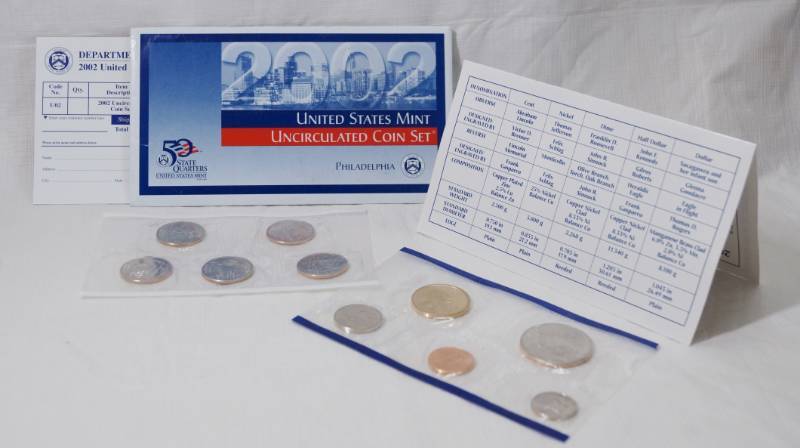 lot 1298 image: 2002 - Uncirculated Coin Set US Mint - 5 Quarters and Regular Coins - Philadelphia Mint Marks - Sealed - with Original Envelope w papers