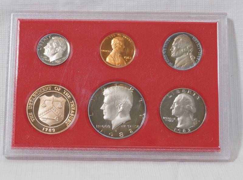 lot 1307 image: Department of the Treasury - 1982 - Proof Set Sealed in Plastic