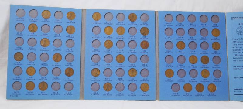 lot 1310 image: Lincoln Head Cent - Collection 1909 - 1940 - Folder with Coins Number One