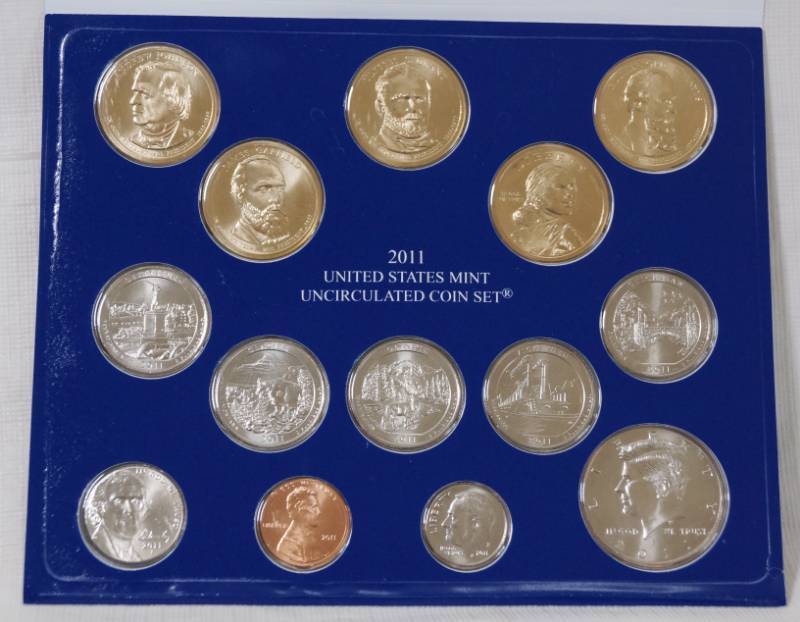 lot 1322 image: 2011 United States Mint - Uncirculated Coin Set - Sealed - Philadelphia - In folder with COA Specs