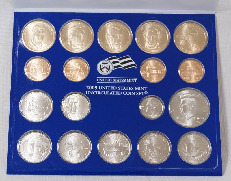 lot 1330 image: 2009 United States Mint - Uncirculated Coin Set - Sealed - Philadelphia - In folder with COA Specs