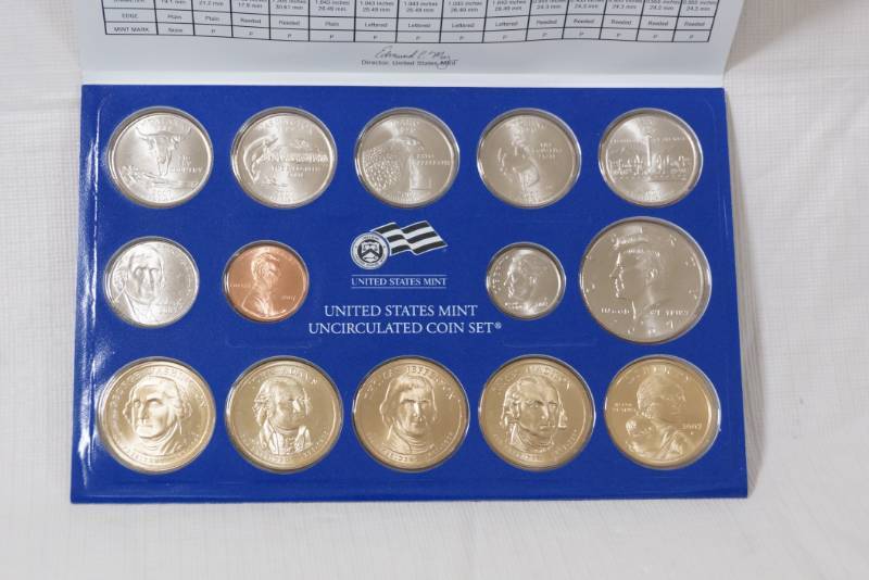 lot 1334 image: 2007 United States Mint - Uncirculated Coin Set - Sealed - Philadelphia - In folder with COA Specs