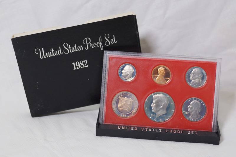 lot 1207 image: 1982 United States Proof Set - Coin Set - Sealed - with Case w Box & Stand