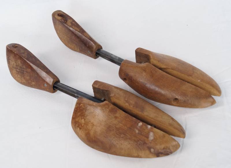 lot 1382 image: Pair of Vintage Wood Shoe Stretchers - Mens -  The GENE by Rochester Shoe Tree Co. - Rochester, N.Y.