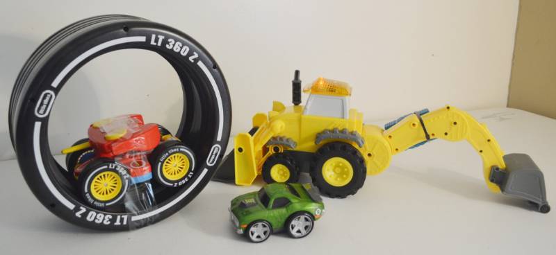 lot 4019 image: 2 Remote control toys and a shake and go car (All work)