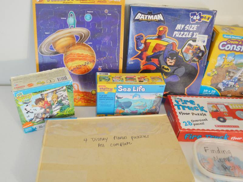 lot 4024 image: Childrens puzzles and tote