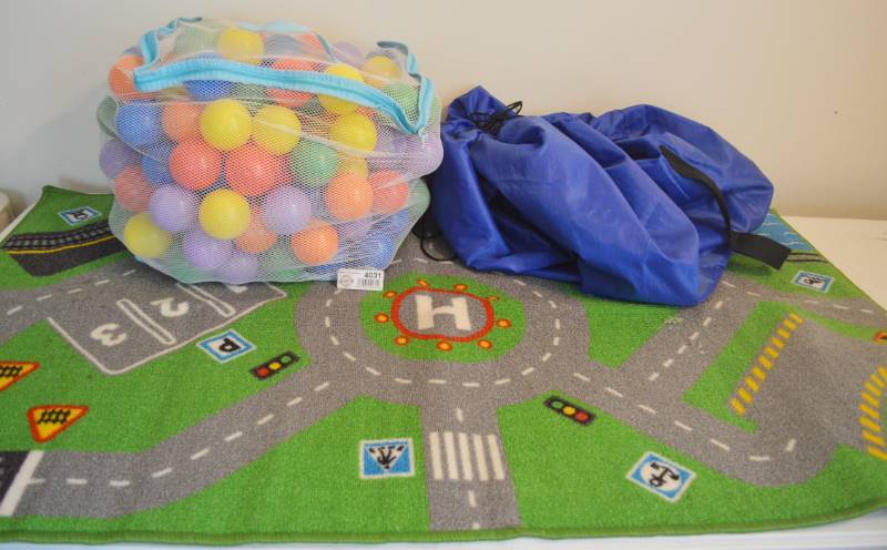 lot 4031 image: Stow and Go bag 48 (great for lego) Road play rug 52x 29, Bag of ball pit balls