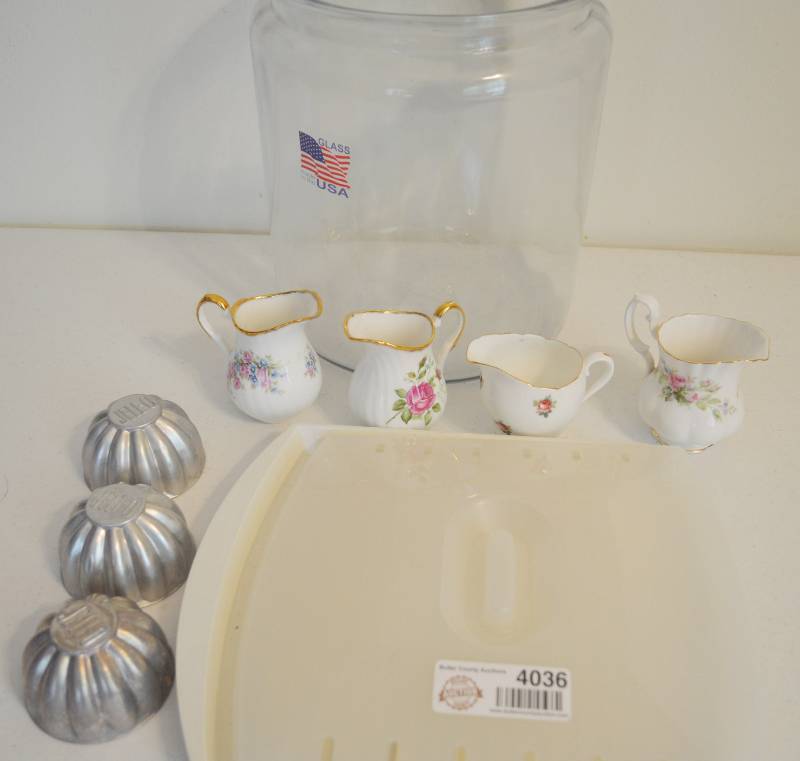 lot 4036 image: Bacon Cooker, 2 gallon glass jar(no lid), sugarcreamer, jello molds