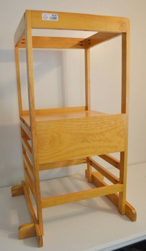 lot 4047 image: Childrens adjustable kitchen helper stand 38 T x 18 W x 18 D