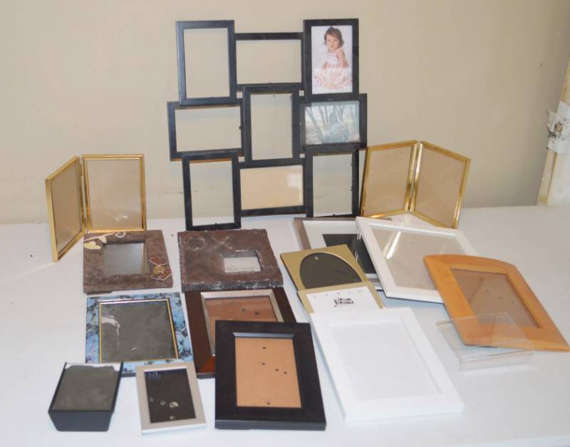 lot 4048 image: Lot of Assorted Picture Frames
