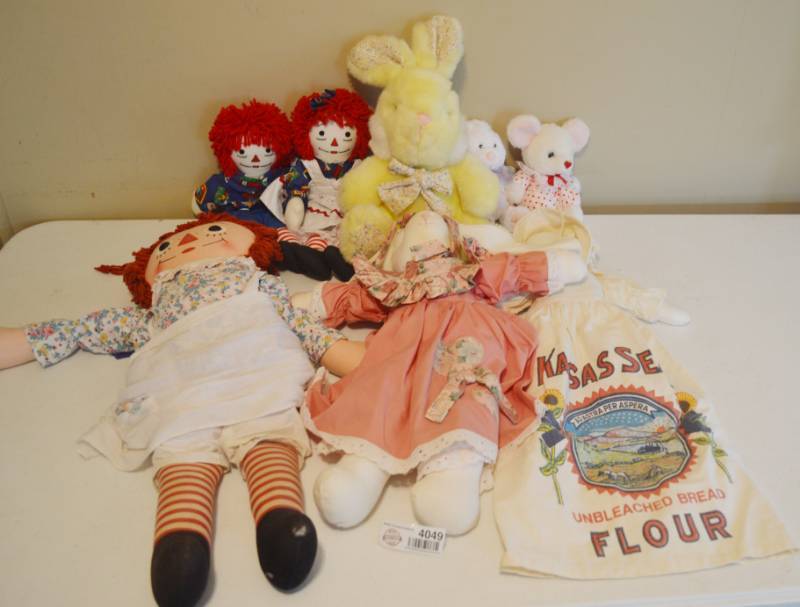 lot 4049 image: Lot of Dolls and Stuffed Animals