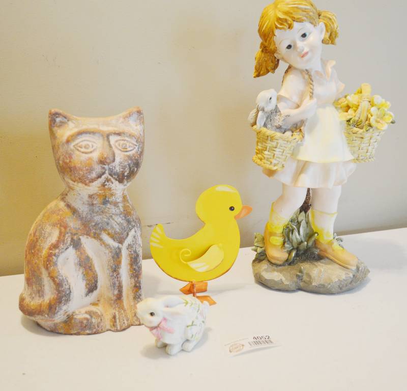 lot 4052 image: Home Decor Statues