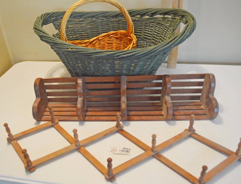 lot 4053 image: Lot of Baskets and Misc. Wood Home Decor
