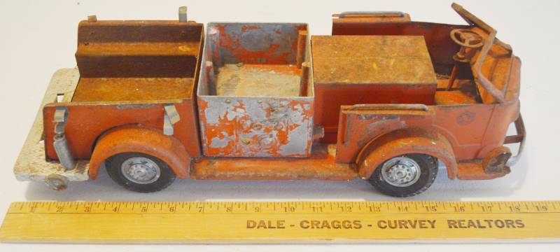 lot 4055 image: Antique American La France Rossmoyne Metal Fire Truck