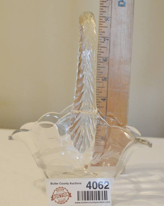 lot 4062 image: Glass Basket