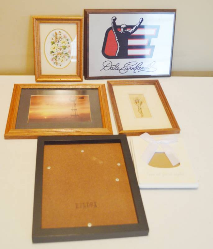 lot 4063 image: Lot of Picture Frames and Home Decor