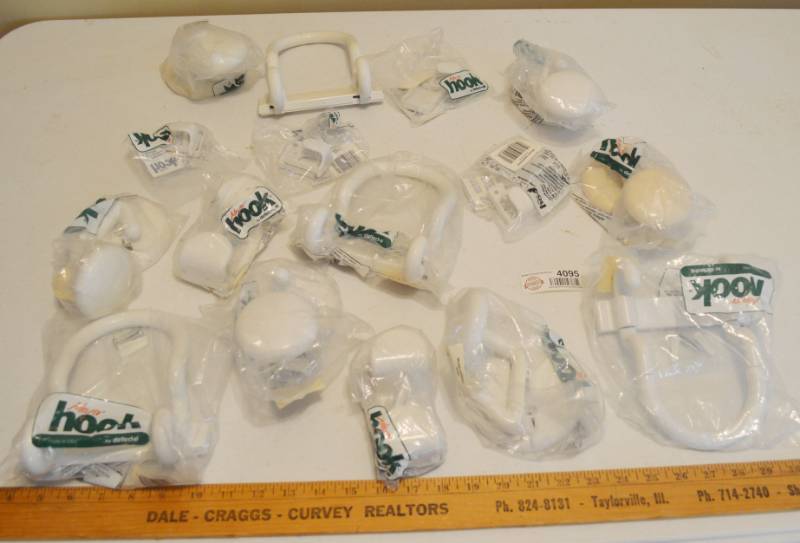 lot 4095 image: Lot of White Wall Hooks (Mostly New)