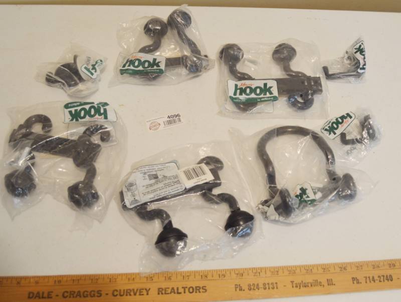 lot 4096 image: Lot of Black Wall Hooks (Mostly New)