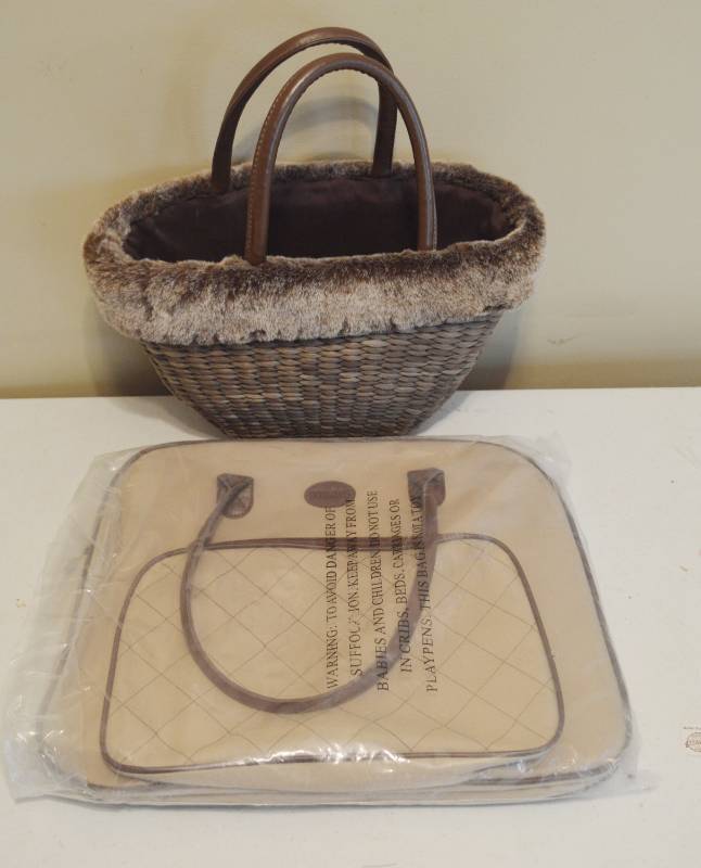 lot 4098 image: 2 Bags